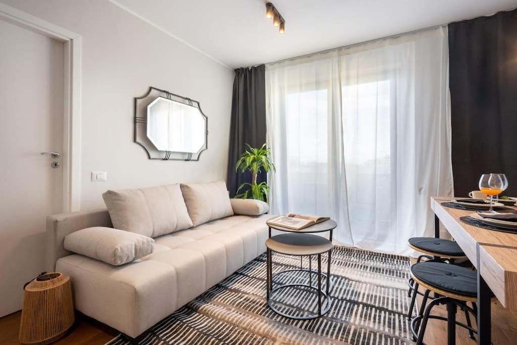 Apartmán Stunning Views 2Br Midtown Flat - Charming Balcony Bukurešť Exteriér fotografie